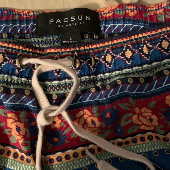 Mens floral drawstring shorts - Picture 2 of 3